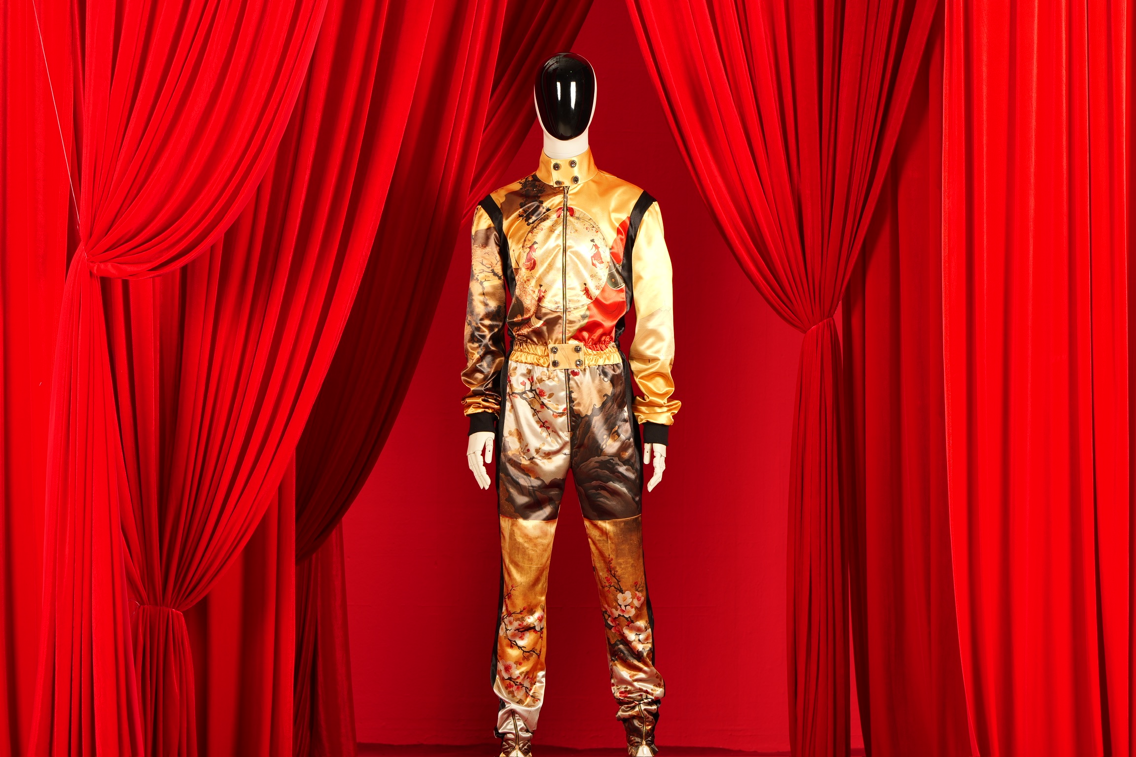 Aurum -- gold-thread tailored suit for humanoid robots